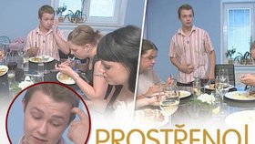 Pavel se pořádně zapotil. Ocitnul se totiž doslova na pranýři. Salát je nedochucený, polévka sladká, kroketa hořká a kaše studená.