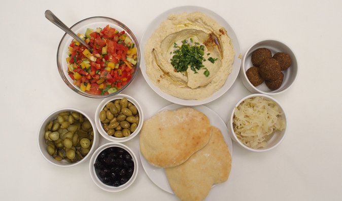 Cizrnový falafel, hummus, chléb pita a variace izraelských salátů