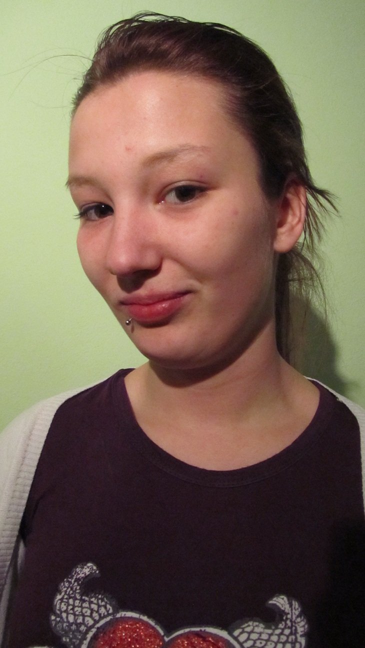 Ve čtvrtek uvaří nezadaná sedmnáctiletá studentka Adéla, která bydlí v rodičovském domě ve Škrdlovicích u Žďáru  nad Sázavou.