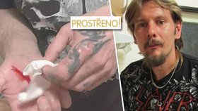 Potetovaný zedník a rocker Jiří při přípravě salátu prolije vlastní krev