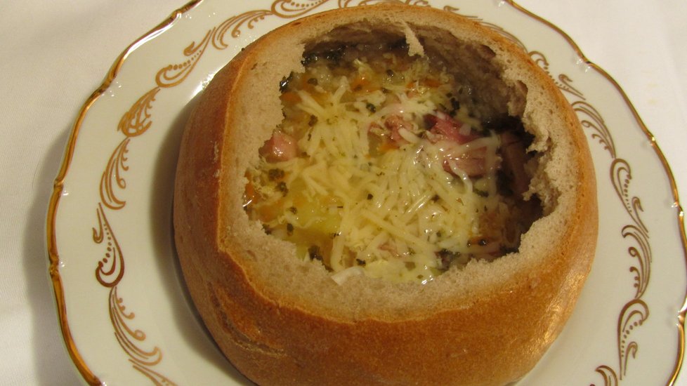 Česneková polévka v chlebu - po vydatném předkrmu čeká soutěžící bohatá rustikální polévka jako pro dřevorubce