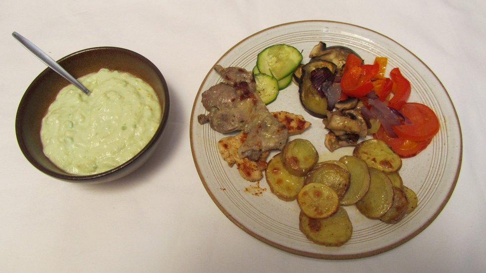 Grilovaná zelenina, krůtí a vepřové plátky, pečený brambor s avokádovým dipem