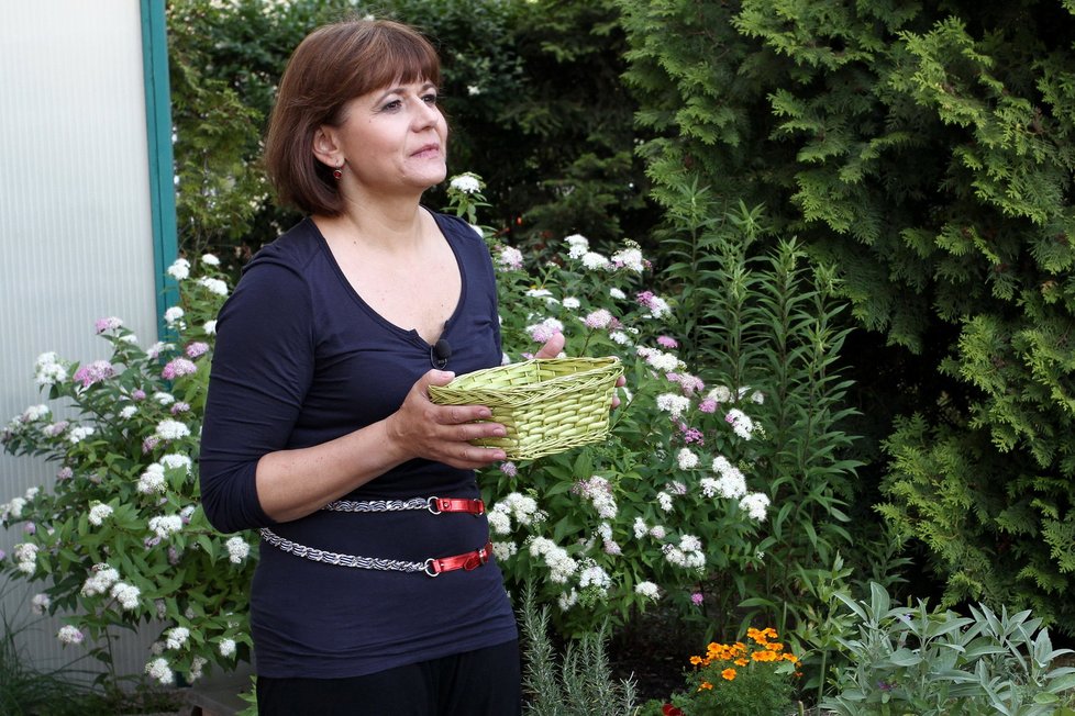Ivana Andrlová pěstuje na terase bylinky.