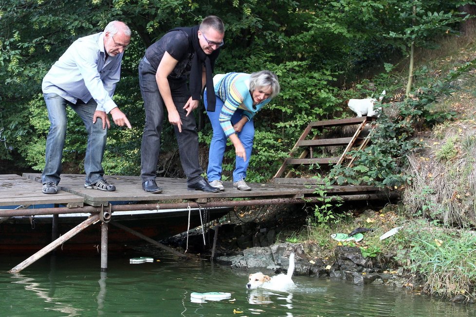 Lucie Hadašová pozvala hosty na chalupu u vody.