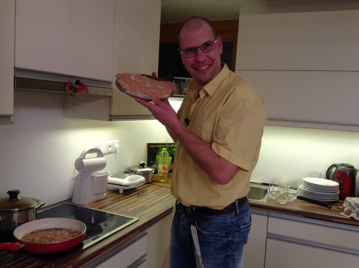 Michal se chlubí svým jídlem. Normálně má přístup do kuchyně zakázán.