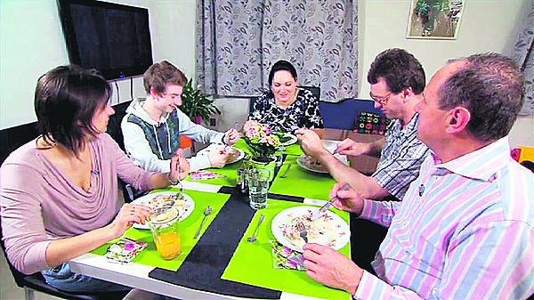 Spolustolovníky Simona postrašila tím, že může během týdne porodit.