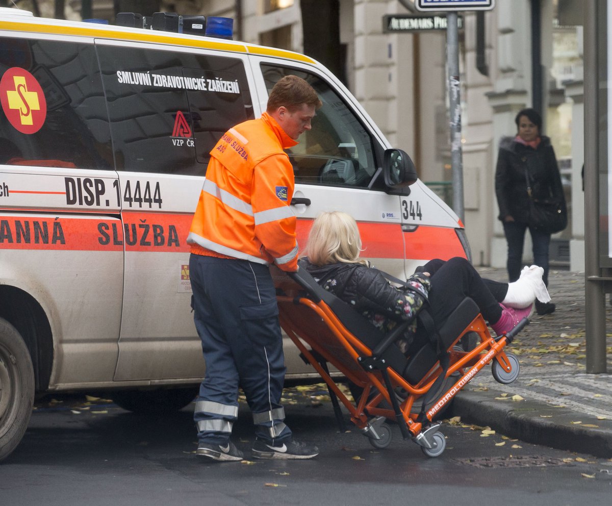 PRAHA-STARÉ MĚSTO, ČTVRTEK, 12:55. Hanka byla vděčná, že ji převezou do nemocnice, kde jí dají nohu do pořádku.