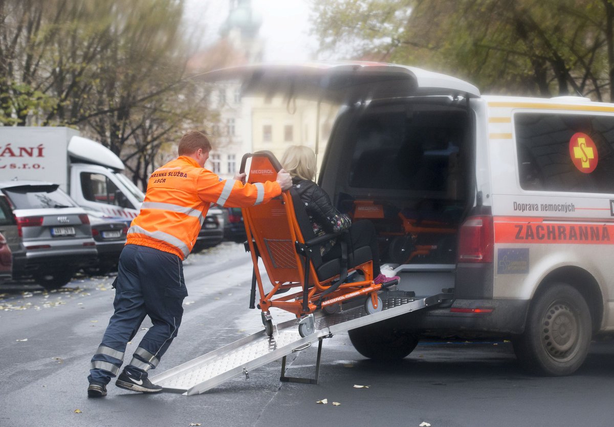 PRAHA-STARÉ MĚSTO, ČTVRTEK, 12:55. Hanka byla vděčná, že ji převezou do nemocnice, kde jí dají nohu do pořádku. 