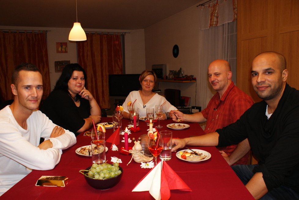 Londýňana Kwesiho (vpravo) překvapí, že jako předkrm není podáván skutečný šnek. Pražské jedlíky by asi zaskočilo, kdyby byl. 