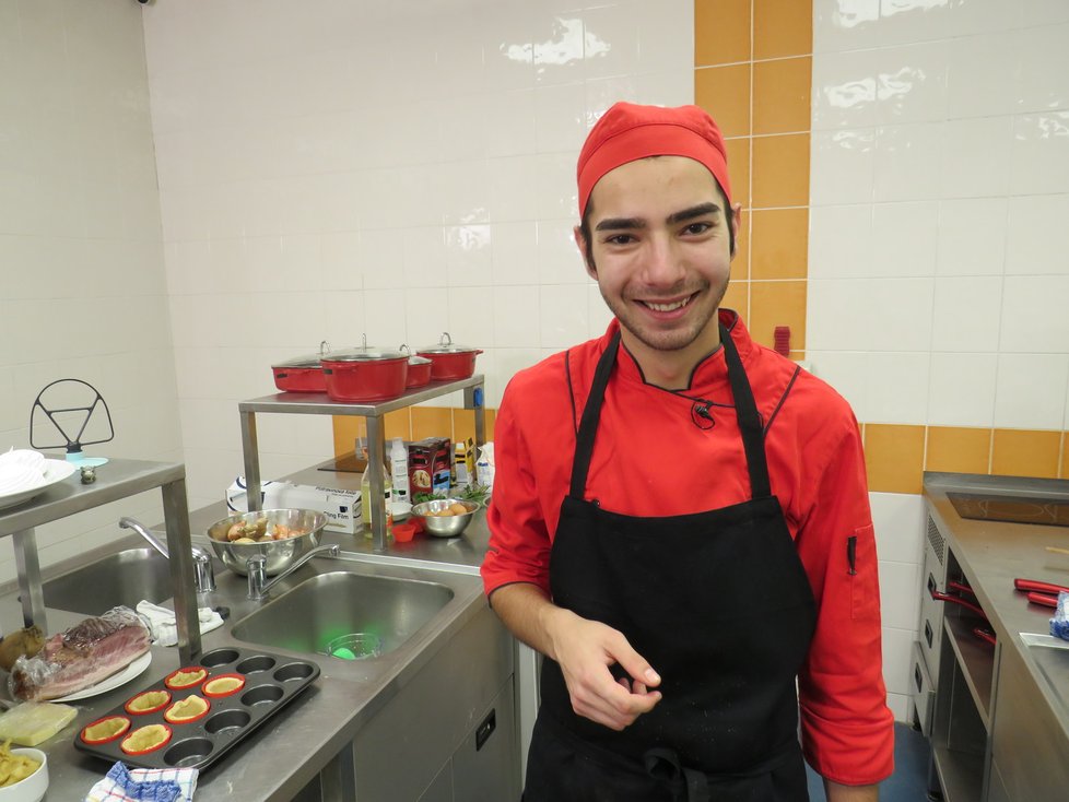 Zdeněk se učí vařit na střední odborné škole v Boru