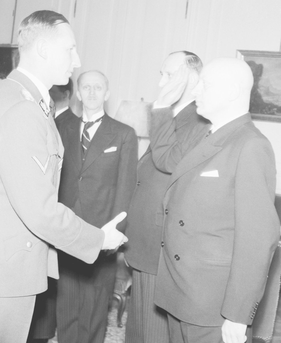 Když nacistické monstrum Heydrich podávalo Moravcovi ruku, český ministr dal přednost hajlování…