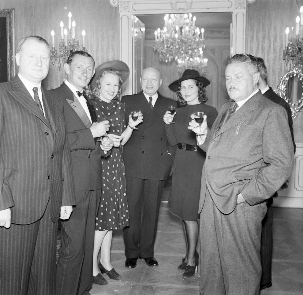 Měsíc po hrdinské smrti parašutistů, v červenci 1942, rozdával Moravec úsměvy obklopen zprava českými filmovými hvězdami Marií Glázrovou, Adinou Mandlovou a Vlastou Burianem.