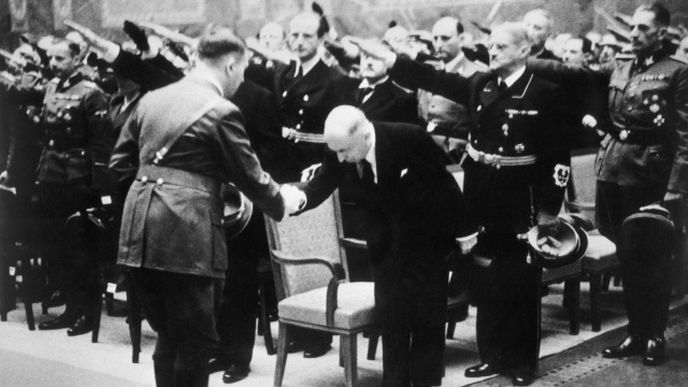 Adol Hitler podává ruku Emilu Háchovi.