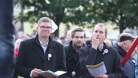 Jiří Pospíšil (TOP 09) a Jan Čižinský (Praha sobě) na protestu proti Babišovi, benešové a údajnému ohrožení justice