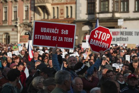 Protest proti Babišovi, Benešové a údajnému ohrožení justice se opět uskutečnil v Praze na Staroměstském náměstí (6.5.2019)