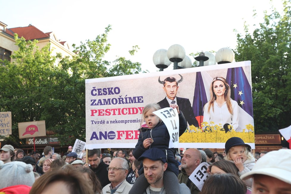 Protest proti Babišovi, Benešové a údajnému ohrožení justice se opět uskutečnil v Praze na Staroměstském náměstí (6.5.2019)