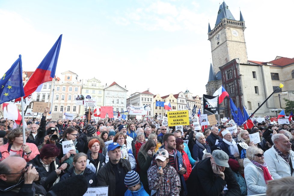 Protest proti Babišovi, Benešové a údajnému ohrožení justice se opět uskutečnil v Praze na Staroměstském náměstí (6.5.2019)