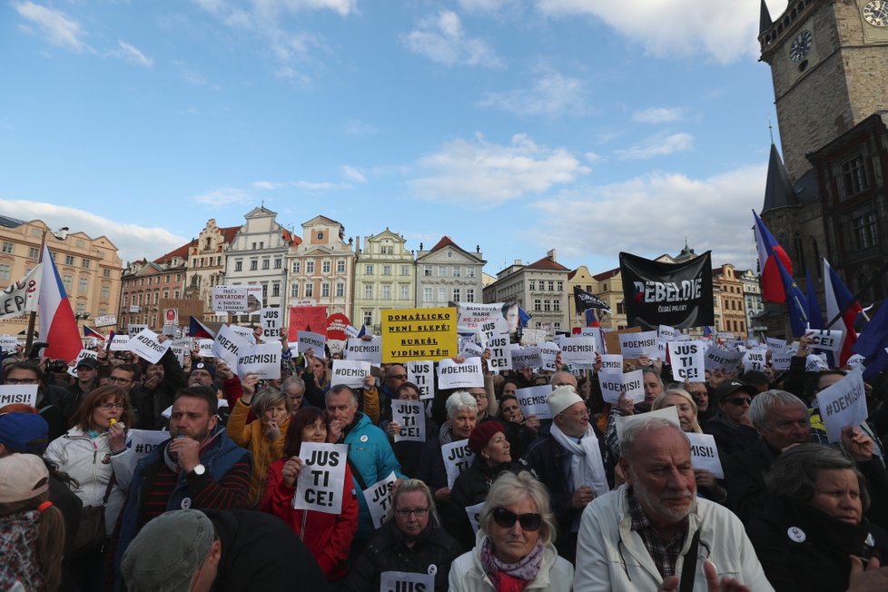 Protest proti Babišovi, Benešové a údajnému ohrožení justice se opět uskutečnil v Praze na Staroměstském náměstí (6. 5. 2019).