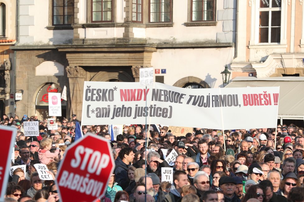 Protest proti Babišovi, Benešové a údajnému ohrožení justice se opět uskutečnil v Praze na Staroměstském náměstí (6.5.2019)