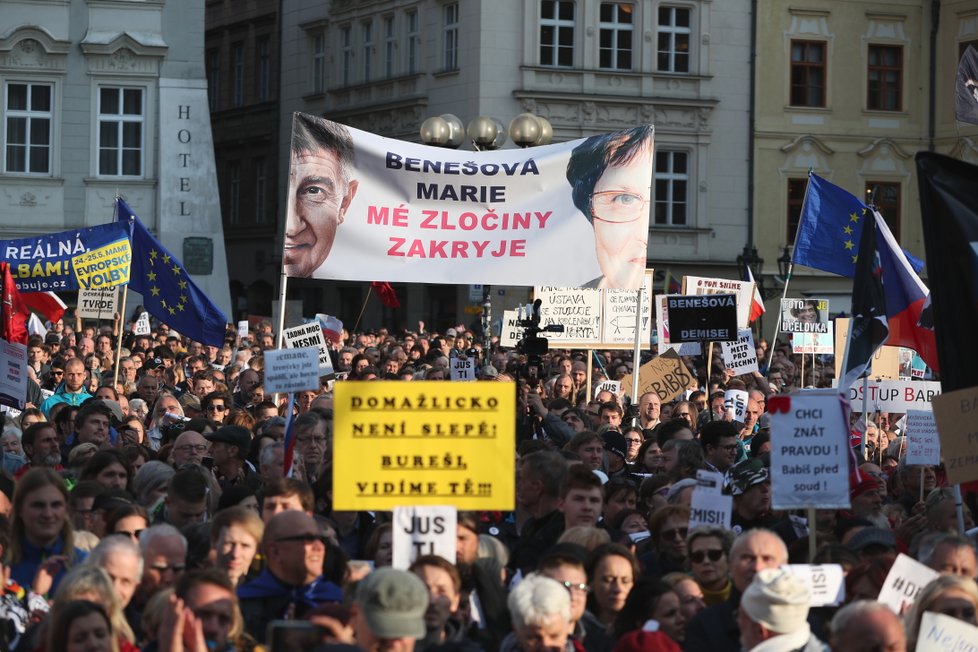 Protest proti Babišovi, Benešové a údajnému ohrožení justice se opět uskutečnil v Praze na Staroměstském náměstí (6. 5. 2019).