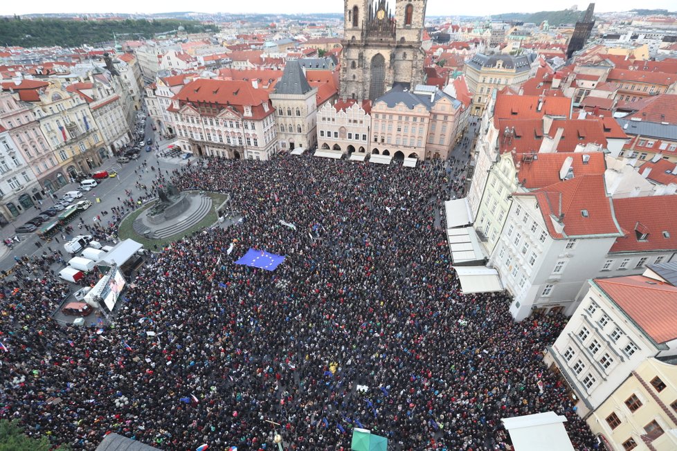 Protest proti Babišovi, Benešové a údajnému ohrožení justice se opět uskutečnil v Praze na Staroměstském náměstí (6. 5. 2019).