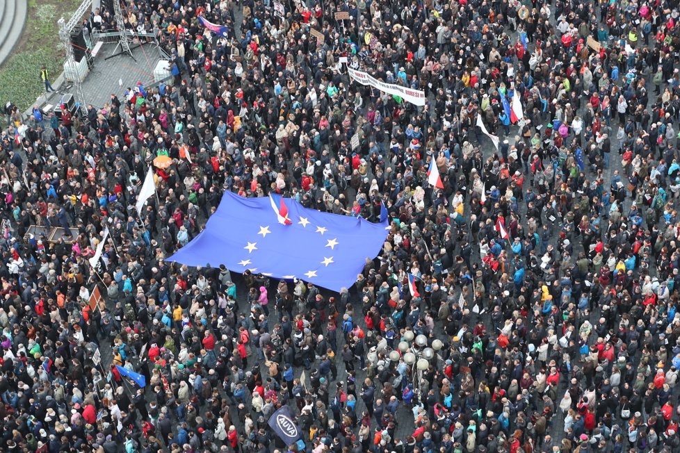 Protest proti Babišovi, Benešové a údajnému ohrožení justice se opět uskutečnil v Praze na Staroměstském náměstí (6. 5. 2019).