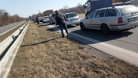Situace u Šenova poblíž Havířova, kde autodopravci na protest proti vysokým cenám pohonných hmot zablokovali dopravu.