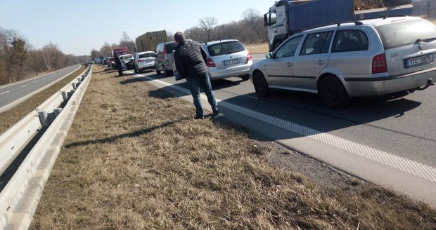 Situace u Šenova poblíž Havířova, kde autodopravci na protest proti vysokým cenám pohonných hmot zablokovali dopravu.