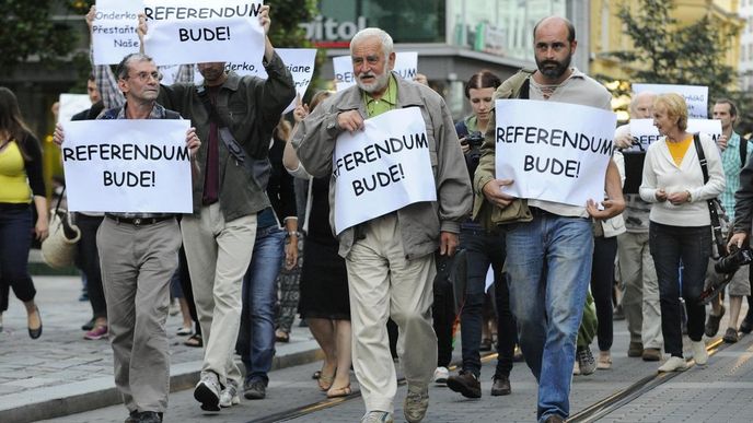 Protest brněnských aktivistů za referendum o poloze hlavního nádraží