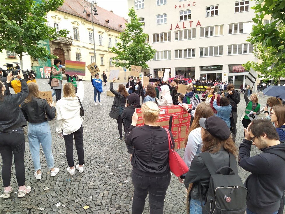 V Brně se v sobotu uskutečnila protestní akce  na podporu hnutí Black Lives Matter v USA. Nesouhlas s ní vyjádřili Slušní lidé, vše se obešlo bez potyček.