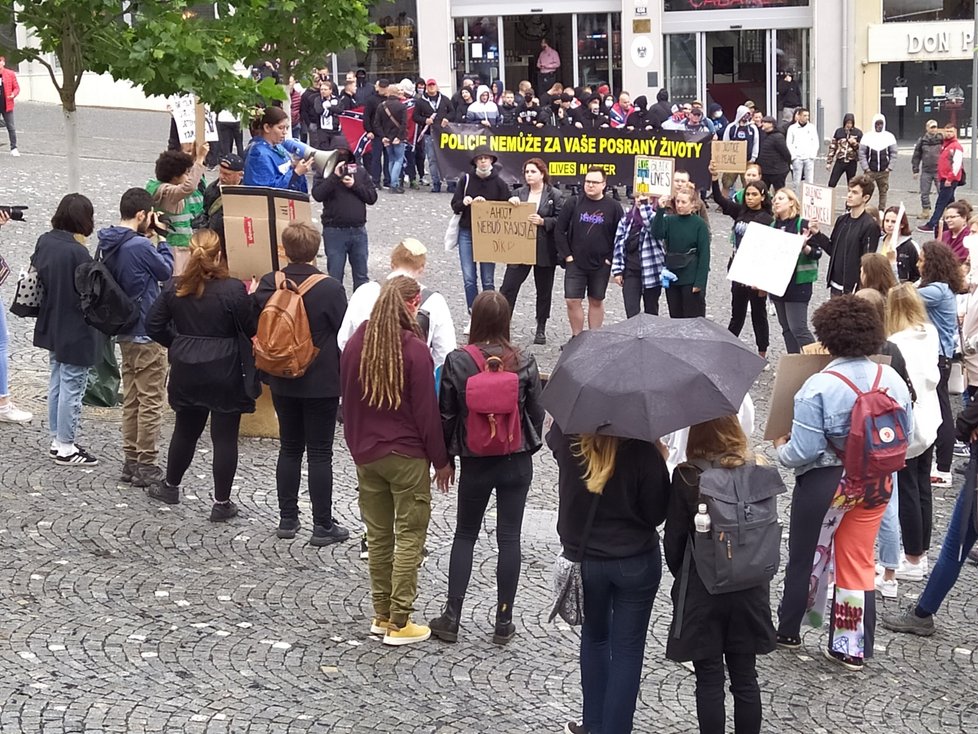 V Brně se v sobotu uskutečnila protestní akce  na podporu hnutí Black Lives Matter v USA. Nesouhlas s ní vyjádřili Slušní lidé, vše se obešlo bez potyček.