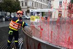 Aktivisté na protest proti zbrojnímu veletrhu Idet obarvili vodu ve fontánách v centru Brna na červeno, tedy v barvě krve.