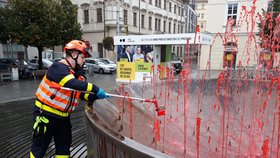 Aktivisté na protest proti zbrojnímu veletrhu Idet obarvili vodu ve fontánách v centru Brna na červeno, tedy v barvě krve.
