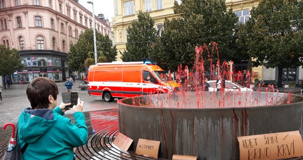 Aktivisté na protest proti zbrojnímu veletrhu Idet obarvili vodu ve fontánách v centru Brna na červeno, tedy v barvě krve.