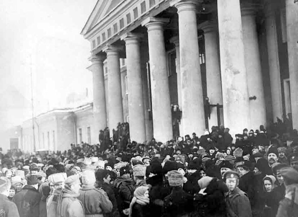 Únorová revoluce: Protesty u Tauridského paláce v Petrohradě, kde zasedala Státní duma.