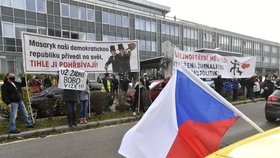 Protest za nezávilost České televize před budovou ČT na Kavčích horách (17.11.2020)