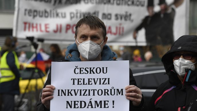 Protest za nezávilost České televize před budovou ČT na Kavčích horách (17.11.2020)