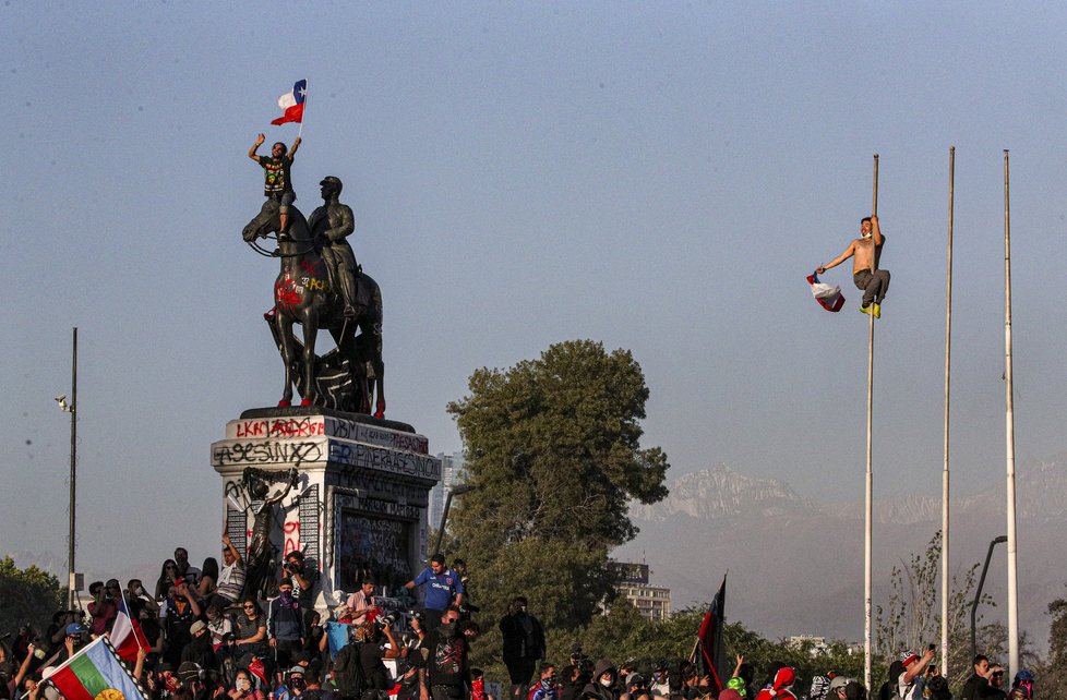 Demonstranti v Chile požadují sociální reformy. Podle Trumpa do dějů zasahují i zahraniční síly.