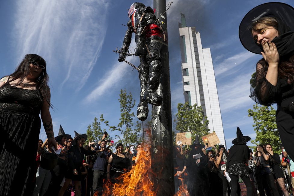 Demonstranti v Chile požadují sociální reformy. Podle Trumpa do dějů zasahují i zahraniční síly.