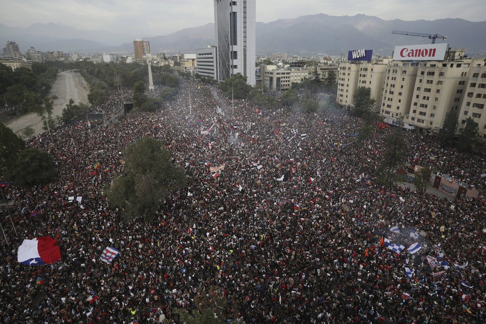 Demonstranti v Chile požadují sociální reformy. Podle Trumpa do dějů zasahují i zahraniční síly.