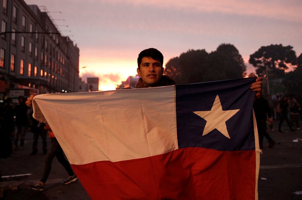 Demonstranti v Chile požadují sociální reformy. Podle Trumpa do dějů zasahují i zahraniční síly.