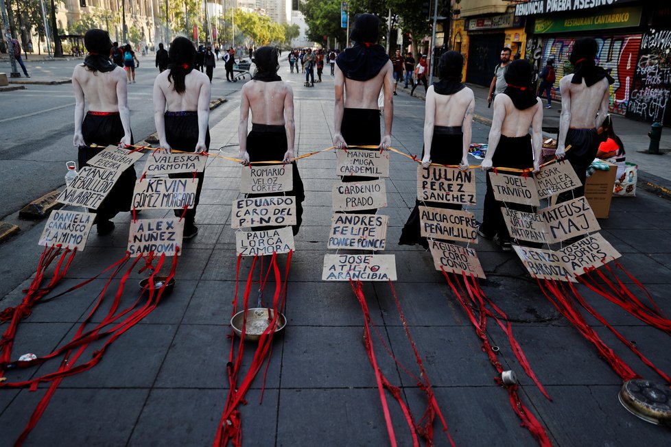 Demonstranti v Chile požadují sociální reformy. Podle Trumpa do dějů zasahují i zahraniční síly.