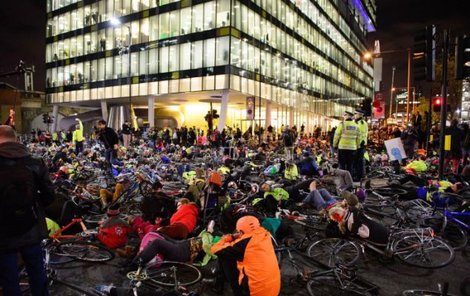 Cyklisté demonstrovali proto, že se cítí ohroženi dopravou.