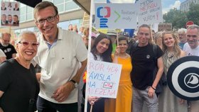 Protest na podporu ČT před jejím sídlem: Martin KUpka (ODS) s Dagmar Peckovou i Piráti (21.6.2026)
