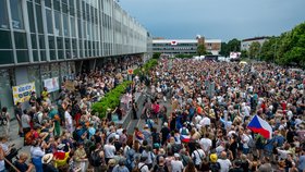 Protest na podporu České televize před sídlem ČT v Praze na Kavčích horách (21.6.2026)
