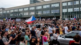 Protest na podporu České televize před sídlem ČT v Praze na Kavčích horách (21.6.2026)