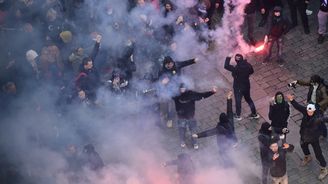 Protest fotbalových ultras na Staroměstském náměstí se zvrhl v bitku s policií