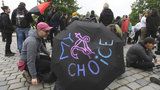 Demonstranti v Praze orodovali za zachování potratů. Jeden z nich skončil v poutech