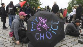 V Praze se konala demonstrace za právo na potrat. Policisté při ní zadrželi jednoho z účastníků.