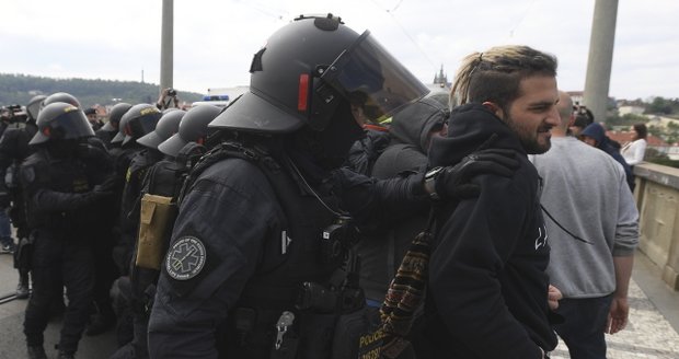 V Praze se konala demonstrace za právo na potrat. Policisté při ní zadrželi jednoho z účastníků.